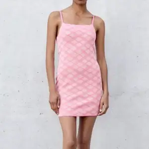 Säljer denna jättefina rosa klänning från zara. Använd en gång och därför har jag inte jättemånga bilder på den. Nypris: 259kr men säljer för 100kr💗