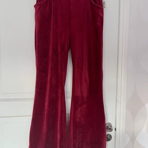 Blooming sammetsbyxa strl M nyskick - Blooming Mysbyxa . Vinröd mjuk sammet med fina spetsdetaljer. Strl M. Använda en gång, sedan skontvättade. Fortfarande sammetslena. Spårbar frakt 66kr eller hämtas i Kungälv.