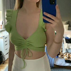 Söt topp från zara - Somrig topp från Zara. Man kan justera bandet i mitten beroende på hur mycket man vill ha den cropad. Stl 36 (frakt ingår i priset)
