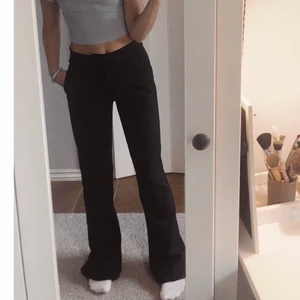 Midwaist zara kostymbyxor  - Säljer mina superfina kostymbyxor från zara, de är medelhöga i midjan och slits nertill💘 skriv för fler bilder!