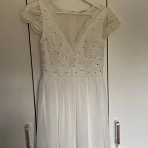 Nelly studentklänning - Studentklänning från NELLY. Använd 1 gång. Storlek XS/S