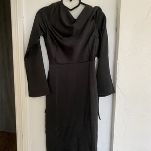 Svart klänning m öppen rygg, str 36 - Svart klänning med öppen rygg från Nelly, oanvänd 