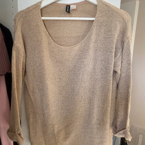 Beige tröja - Beige tröja. Långärmad lite stickigt material. 