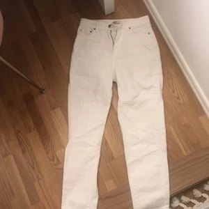 Jeans vita str 32 - Säljer dessa vita mom jeans✨ Använda 1 gång