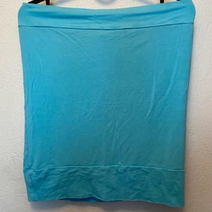 Blå tubetop  - Blå tubetop från ginatricot i stl XS men passar stl M också, extremt stretchigt material. Vid leverans tillkommer frakt kostnad.