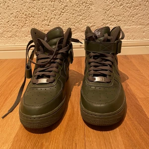 NIKE airforce - Gröna nike skor som jag designat själv på deras hemsida 2018, använda fåtal gånger, lite högre än de höga airforces, stl 38! sätter detta priser så vi kan diskutera!