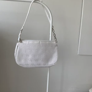 Gullig vintage väska  - Säljer min superfina vintage väska, den har nog många år på nacken och därav lite skavanker (som bl.a visas på andra bilden). Jag har själv aldrig använt den och den är som ny inuti🥰 oklart vad det är för märke men så cool väska✨✨