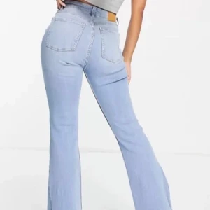 bootcut jeans - bootcuts i färgen blå o helt oanvända säljer pga att de ej kmr till användning. Pris diskuteras o säljer billigt.