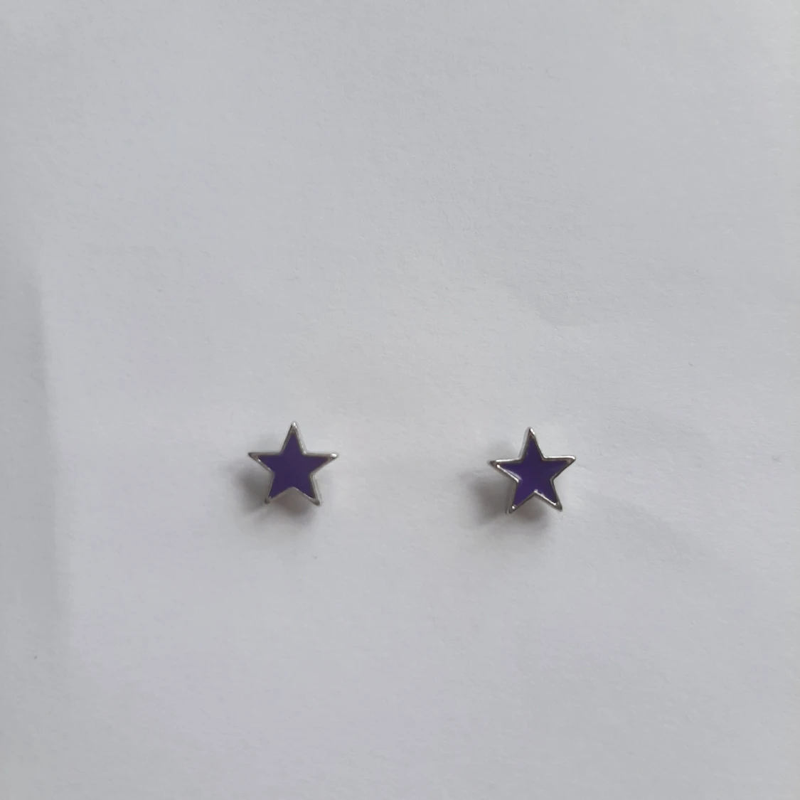Lila stjärn örhängen