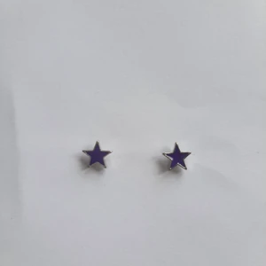 Lila stjärn örhängen - Säljer dessa örhängen då de knappt har blivit använda. Jag rengör och spritar alla smycken innan de paketeras, de pakas även med bubbelplast. Det är pris + frakt.