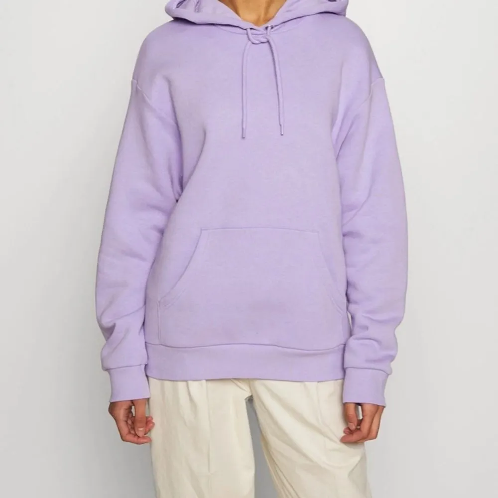 Säljer min lila hoodie från Monki! Den är använd ett fåtal gånger och är i bra skick. Skulle säga att den är lite oversized. Frakt tillkommer🥰. Tröjor & Koftor.