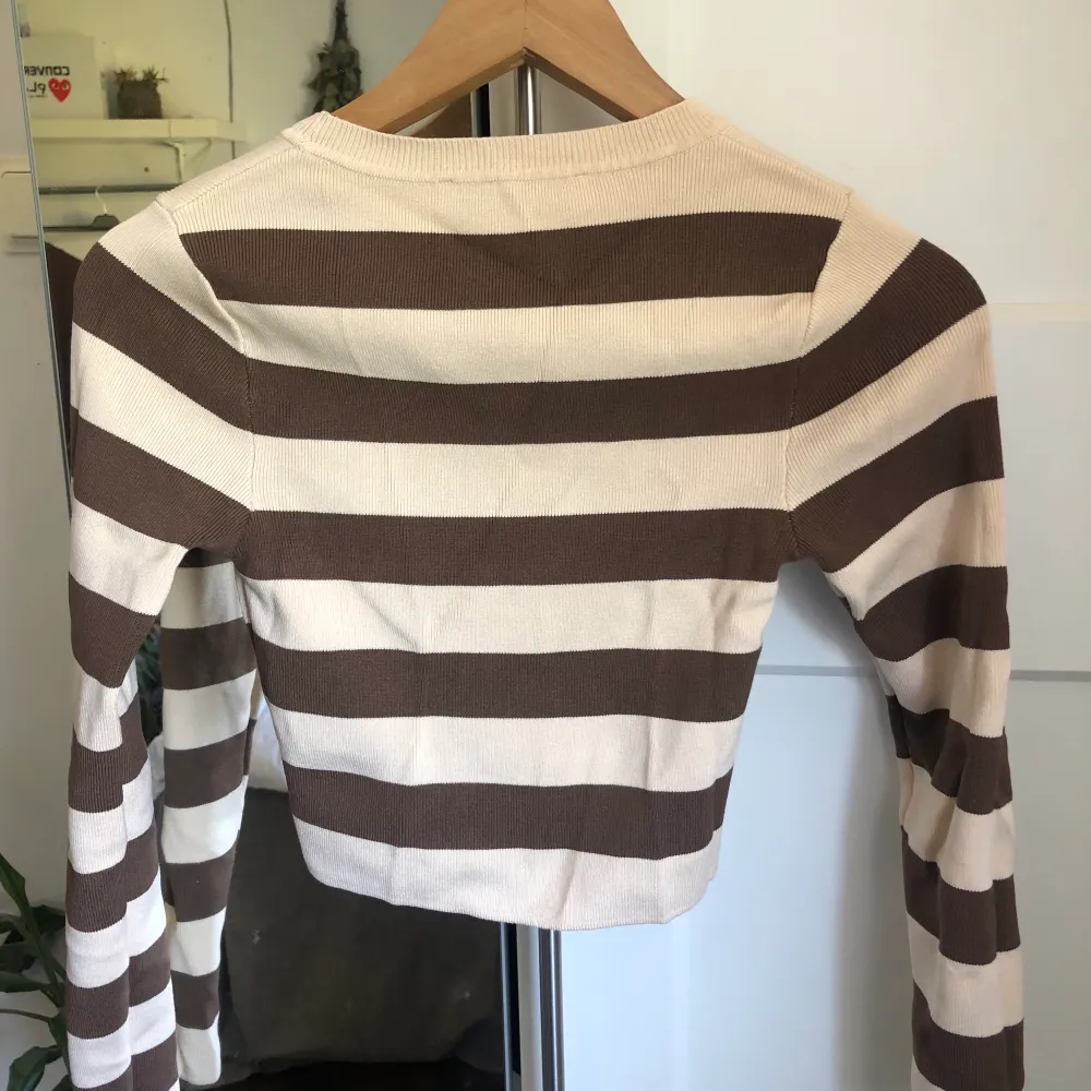 En randig tröja från Zara i nyskick som inte kommer till användning då den är lite för liten för mig:). Toppar.