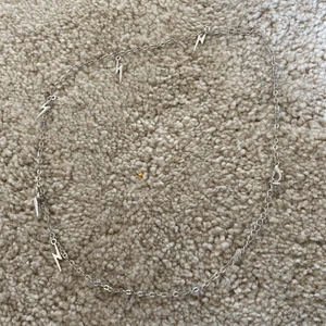 Halsband silver - Silver halsband med blixtrar på värde: 20kr