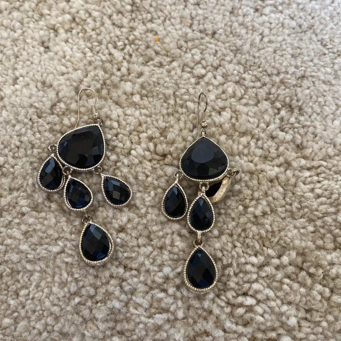 Svarta riktiga kristall örhängen