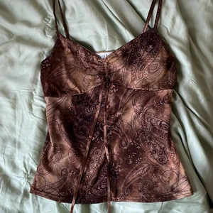 sommar linne  - söt linne som går jätte brä för sommar! materialen är mjuk och färgen passar till allt :) aldrig använd men köpte secondhand  ~ passar som xs/s ~ skriv för flera bilder!!! 