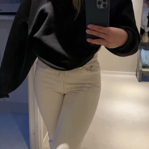 Levis 501 - Levis 501 i vitt! Så fina men lite tighta på mig som har s/m på byxor 🤍 nypris 1100