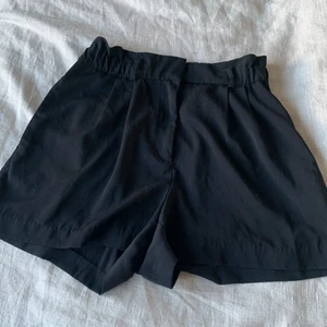 Svarta shorts från h och m - Svarta shorts från h och m. Finns dock en vit fläck men den är väldigt liten. Är stolek 40 men själv är jag 36-38. Köparen står för frakt