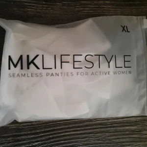 Mklifestyle 3p string,vita xl nya♡ - Tunt ribbat material, jag har endast testat ett par (med trosor på) tvättar givetvis dem! Storlek xl. Djur och rökfritt.  Fraktar eller möts upp!