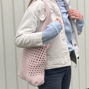 Virkad väska - Beställningar på denna väska här! Handgjord väska av mig som du får plats med det mesta i. Passar perfekt som strandväska/shoppingbag för lättare prylar. Säljer för 300kr inkl frakt. Hör gärna av dig privat för flera bilder eller frågor Finns i ett flertal olika färger! 🌸✨🧸☀️💕