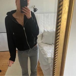 Svart zip hoodie!! - ❕LÅNADE BILDER❕Säljer min superfina svarta zip hoodie ifrån hm🤍Säljer då den inte kommer användning längre, i storlek m men passar även mig som är s!!