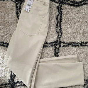 Snygga skinnbyxor 💙 - Helt oanvända skinnbyxor i vit färg köpt för 499kr säljs nu för 200kr