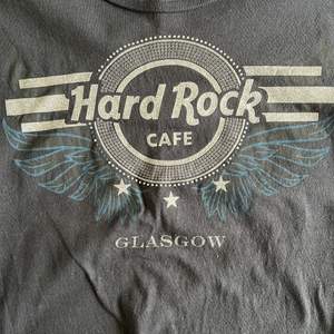 Superfin hard rock cafe tröja från Glasgow! Ett tryck med hard rock cafe text och ängelvingar:) Storlek small, passar nog XXS-M 🥰
