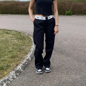 874 dickies  - 874 dickies kostym byxor, hon på bilden är 163cm för referens uniex, aldrig använda endast provade buda i kommentarerna❤️