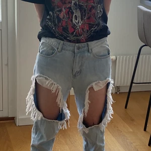 Byxor med hål - Snygga byxor med hål vid låren, bra att ha nu i vår