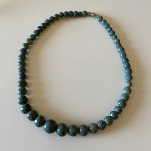 Grönt halsband  - 48cm långt. Så ett kort halsband men inte en choker. Oanvänt. Ganska säker på att det inte är några äkta stenar av något slag. 