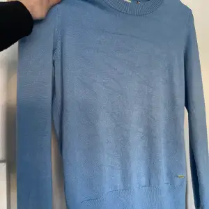 Säljer en superfin ljus blå tröja med knappar på ärmarna från zara. Är använd några gånger och har därför fått lite mörka sträck på magen men ser inte lika värst ut som på bild. Köpare står för frakt💗