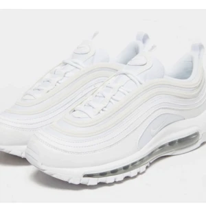 Nike air Max 97 - Säljer nu dessa super snygga Nike skor i storlek 39🖤 det har reflexer runt hela foten🖤 önskas flera bilder skriv gärna privat🖤 