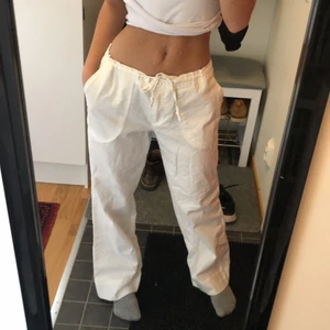 Vita linnebyxor  - Vita lågmidjade linnebyxor i stl 34. Super fina till sommaren☀️ De är uppsydda för att passa ca 161, går såklart att sprätta upp✨ Om många är intresserade blir det budgivning. Skriv för fler bilder eller frågor💗 (oanvända). Frakten spårbar, 66kr och är INTE inräknad i priset✨💗