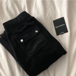 Juicy couture xxs - Helt nya svarta juicy couture byxor i storlek xxs, som är slutsålda överallt. Jag fick hem dom igår och jag säljer för att dom var för små för mig tyvärr! Prislappen hann jag ta av men har fortfarande kvar den.