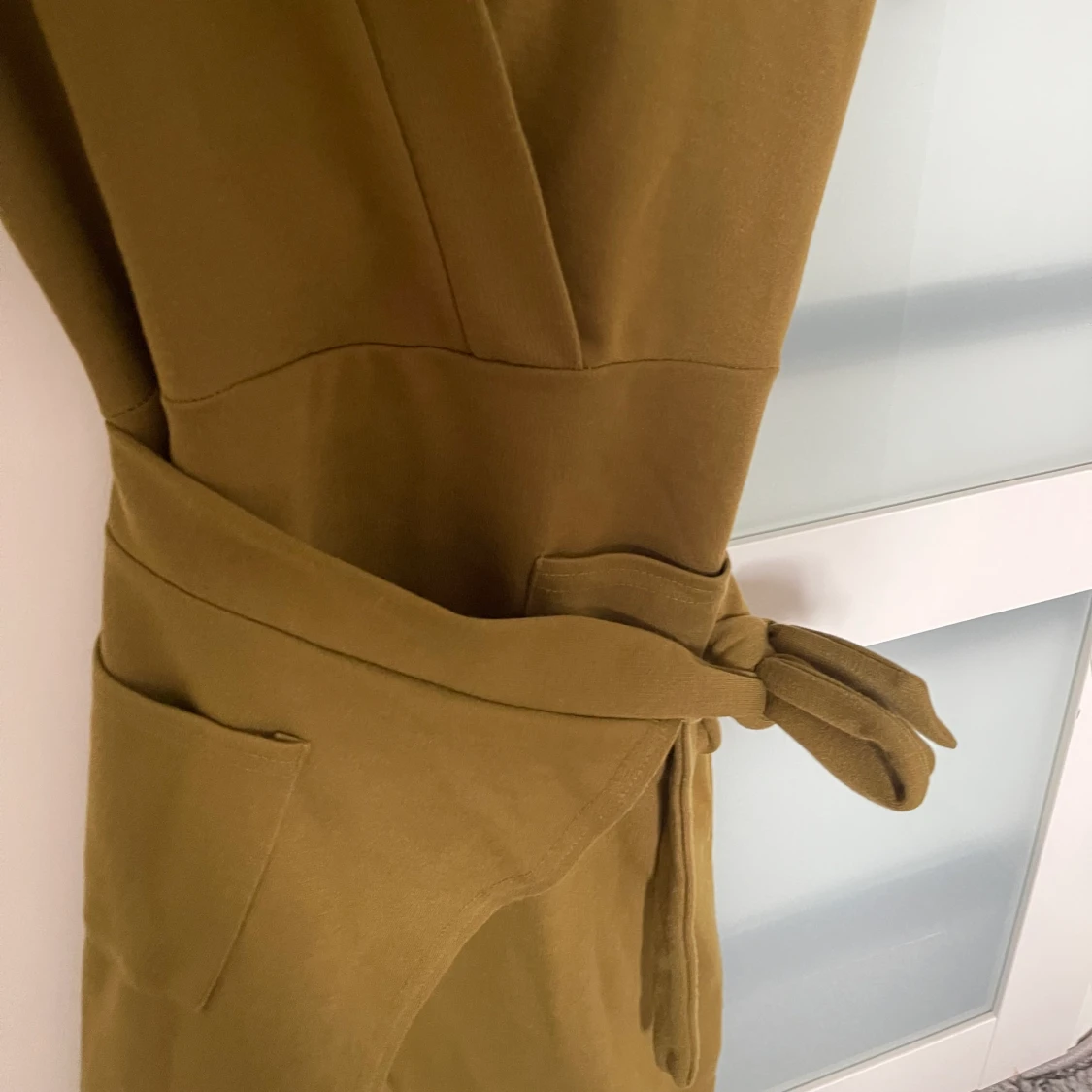 Olivgrön miniklänning från Bohoo - 91