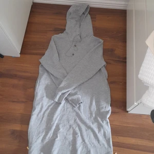Hoddie klänning  - Detta plaget kommer från Pernilla Wahlgrens kollektion som finns på ullared använt 1 gång, man betalar planet plus frakt. 