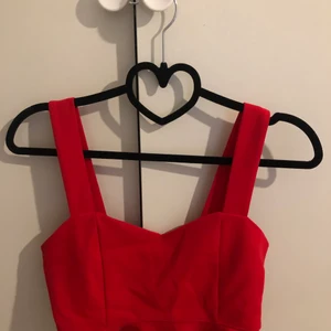 Röd Topp - Röd Crop-Top från forever21. Strl S. Säljs för 50kr (frakt tillkommer om den ska postas) 🌞🌞🦋