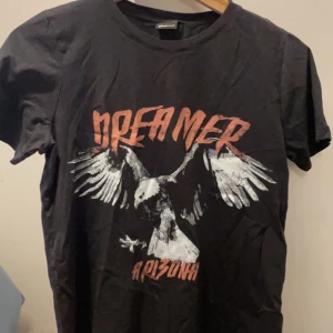 T-shirt med tryck - Super snygg T-shirt från GinaTricot som inte säljs längre, säljer då det inte är min stil längre! Priset kan diskuteras och sänkas!<3