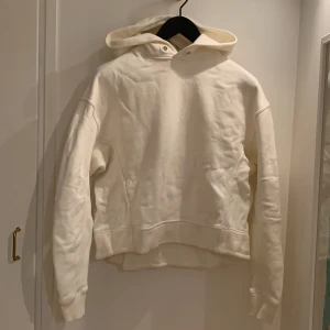 Cotton Hooded Top stl M - Cremevit hoodie av tjockare kvalitet, knappt använd! Sök på 08608571 på HMs hemsida så får ni upp varan!