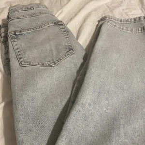 Jeans  - Jag säljer dessa fina jeans från hm i storlek 32. Dom är bara använda en gång. Köparen står för frakten. Betala med Swish. Kontakta mig vid frågor eller fler bilder!💕