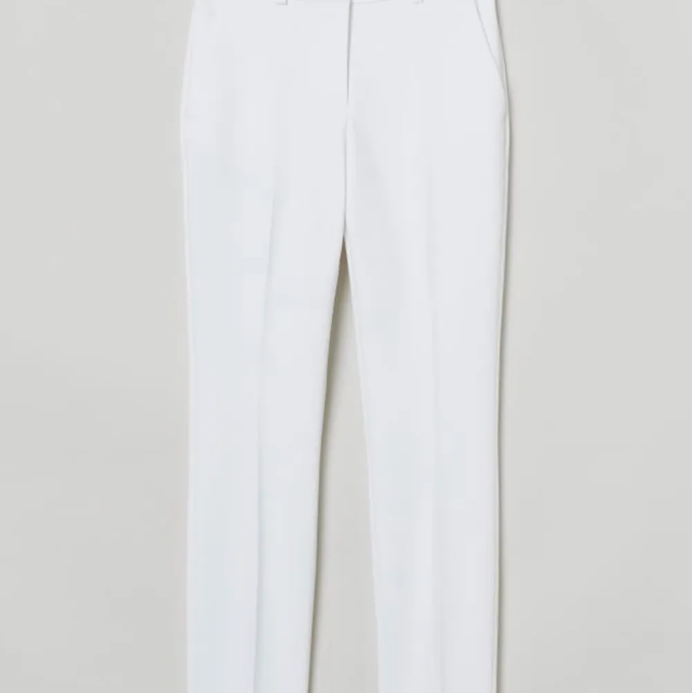 Säljer dessa fina vita kostymbyxor pågrund av att de är för små. . Jeans & Byxor.