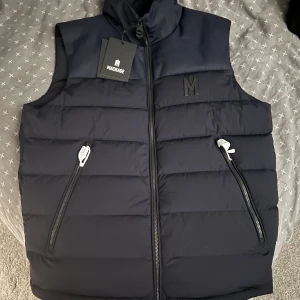 INTRESSEKOLL mackage väst - Ny, oanvänd mackage väst, alla prislappar och skydd kvar på västen. Jag kör en intresse koll. Den är köpt för 5700kr, 