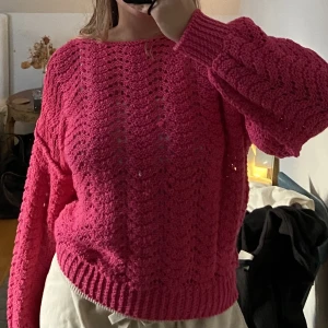 Rosa stickad tröja  - Säljer denna rosa stickade tröjan som är knappt använd. Om du har övriga frågor eller vill ha fler bilder är det bara att hmu! Kolla gärna in min profil för fler plagg! <3 