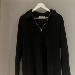 Weekday halv-zip - Weekday halv-zip i frotté, aldrig använd, storleken är xs men sitter som s/m