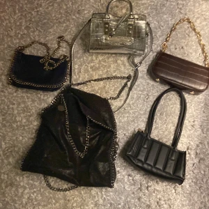 Intressekoll på väskor - Väska 1: Stor stella Mcartney liknande väska i svart SÅLD! Väska 2:  Liten Stella Mcartney liknande väska i mörkblå 200 kr Väska 3: Silvrig oanvänd väska från zalando 300 Väska 4:  Brun väska från Zara 150kr Väska 5: Liten svart väska från SHEIN 50kr