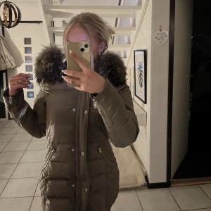 Vinter jacka. Rock and Blue - PRISET KAN DISKUTERAS VID SNABB AFFÄR! Säljer denna jackan för att den inte går till användning. Äkta päls. Har använt denna Rock and Blue jackan max 2 gånger!💕(Orginal pris 3 995kr)