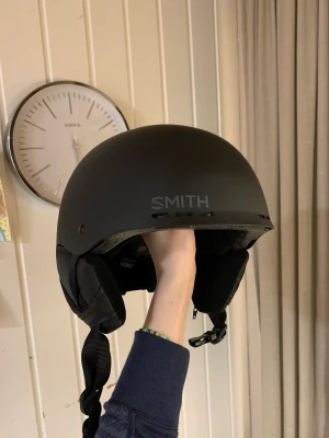 Skidhjälm - Skidhjälm i fint skick. Ej kraschad eller repad. Använd en säsong. 