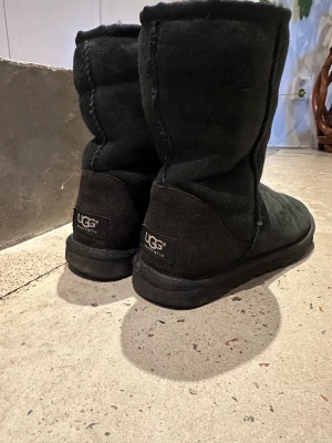 UGG  - Svarta UGGs i använt skick (äkta)