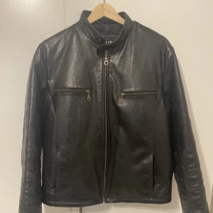 Skinnjacka - En vintage skinnjacka jag inte längre använder. Storlek 50. Pris 350kr. Kom privat för frågor och bilder💯