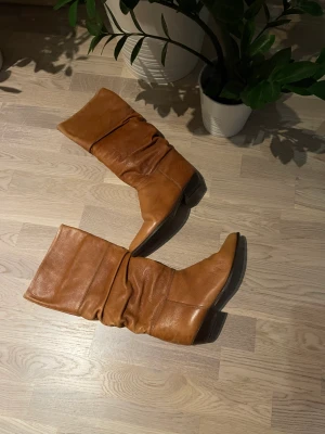 Bruna låga boots🤎 - De här snygga bootsen kommer inte till användning. Äldre ljusbruna skor med träklack😍