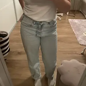 Supersnygga och somriga jeans från Gina Tricot. Modellen heter petite perfect jeans, de är inte mycket använda alls och därför säljer jag dem.